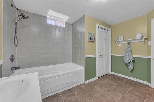 Spacious full bath - 190 Annabelle Street, Hamilton, ON - Indoor Photo Showing Bathroom