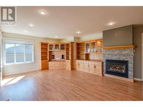 6718 Merlot Court, Oliver, BC - Indoor Photo Showing Living Room With Fireplace