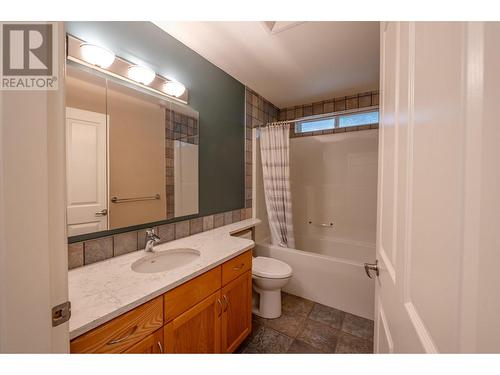 6718 Merlot Court, Oliver, BC - Indoor Photo Showing Bathroom