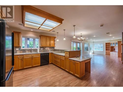 6718 Merlot Court, Oliver, BC - Indoor Photo Showing Kitchen With Double Sink