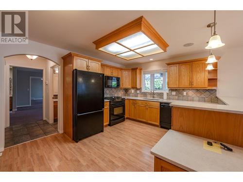 6718 Merlot Court, Oliver, BC - Indoor Photo Showing Kitchen