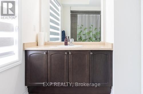 8 Poole Street W, Brantford, ON - Indoor Photo Showing Bathroom