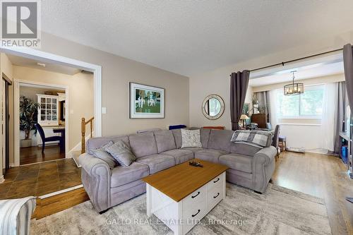 103 Vanzant Court, Whitchurch-Stouffville (Stouffville), ON - Indoor Photo Showing Living Room