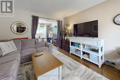 103 Vanzant Court, Whitchurch-Stouffville (Stouffville), ON - Indoor Photo Showing Living Room