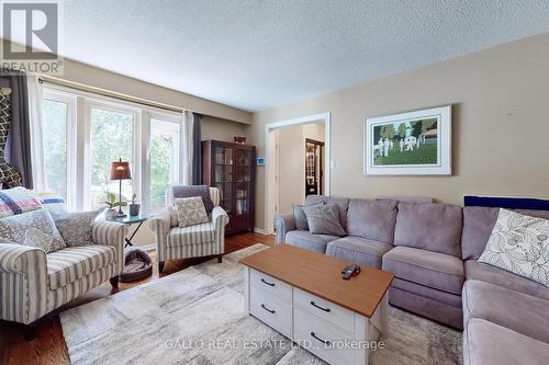 103 Vanzant Court, Whitchurch-Stouffville (Stouffville), ON - Indoor Photo Showing Living Room