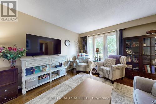 103 Vanzant Court, Whitchurch-Stouffville (Stouffville), ON - Indoor Photo Showing Living Room