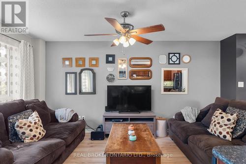 83 Winchester Terrace, Barrie, ON - Indoor Photo Showing Living Room