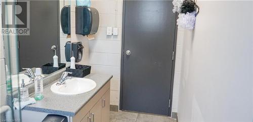 15 Wellington Street, St. Catharines, ON - Indoor Photo Showing Bathroom