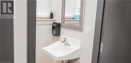 15 Wellington Street, St. Catharines, ON - Indoor Photo Showing Bathroom