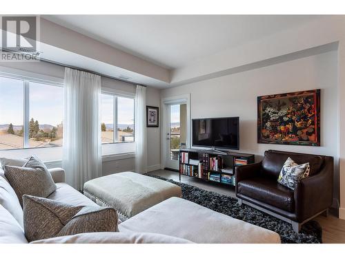 4380 Lakeshore Road Road Unit# Ph10, Kelowna, BC - Indoor Photo Showing Living Room