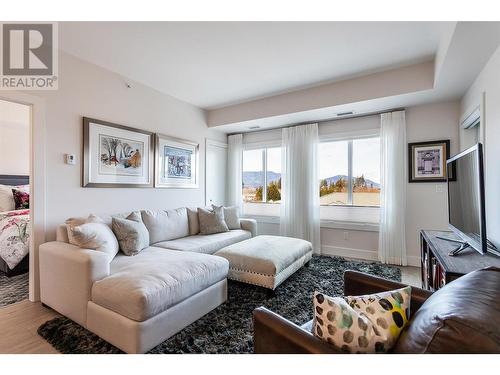 4380 Lakeshore Road Road Unit# Ph10, Kelowna, BC - Indoor Photo Showing Living Room