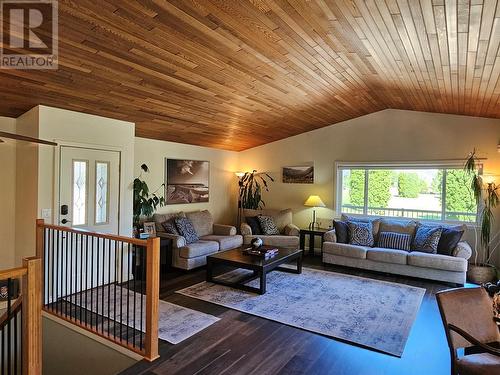 429 3Rd Avenue, Keremeos, BC - Indoor Photo Showing Living Room