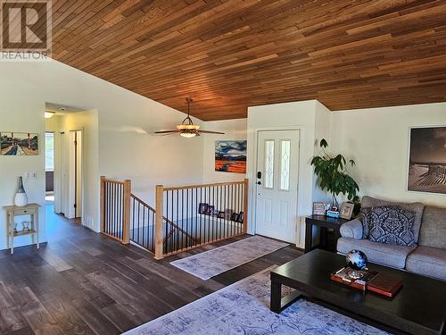 429 3Rd Avenue, Keremeos, BC - Indoor Photo Showing Living Room