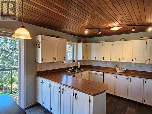 429 3Rd Avenue, Keremeos, BC - Indoor Photo Showing Kitchen With Double Sink