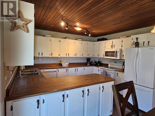 429 3Rd Avenue, Keremeos, BC - Indoor Photo Showing Kitchen With Double Sink