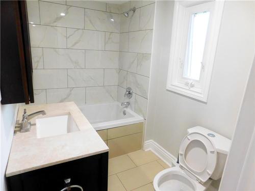 8 Harvey Street, Hamilton, ON - Indoor Photo Showing Bathroom