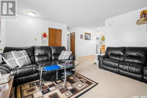 3902 Centennial Drive, Saskatoon, SK - Indoor Photo Showing Living Room