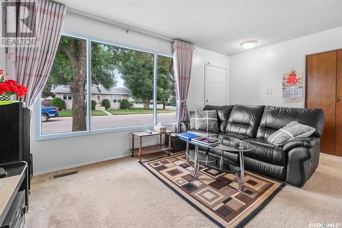 3902 Centennial Drive, Saskatoon, SK - Indoor Photo Showing Living Room