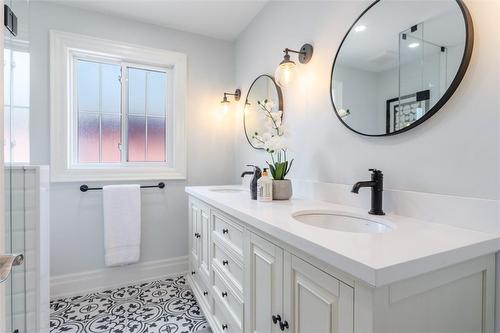 2185 Meadowland Drive, Oakville, ON - Indoor Photo Showing Bathroom