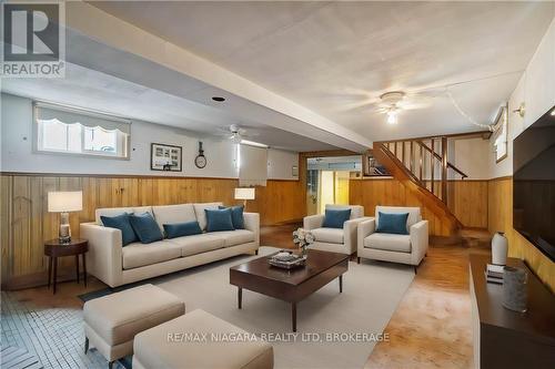 6980 Concord Crescent, Niagara Falls, ON - Indoor Photo Showing Living Room