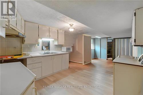 6980 Concord Crescent, Niagara Falls, ON - Indoor Photo Showing Kitchen With Double Sink