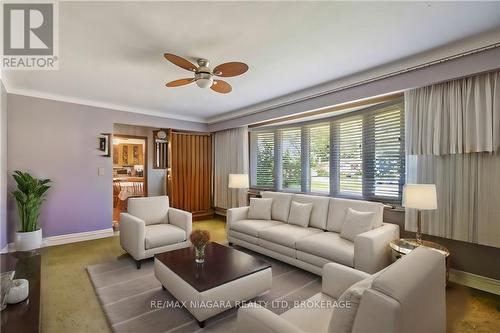 6980 Concord Crescent, Niagara Falls, ON - Indoor Photo Showing Living Room