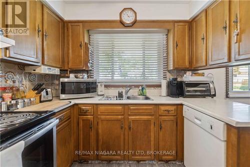 6980 Concord Crescent, Niagara Falls, ON - Indoor Photo Showing Kitchen With Double Sink