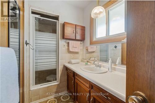 6980 Concord Crescent, Niagara Falls, ON - Indoor Photo Showing Bathroom