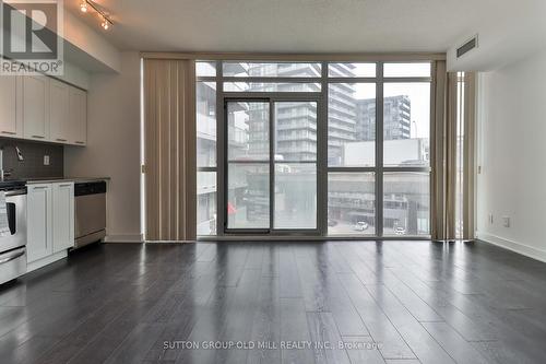 517 - 169 Fort York Boulevard, Toronto, ON - Indoor Photo Showing Kitchen