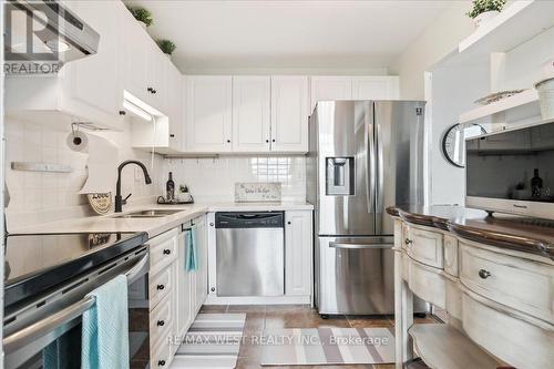 Ph3 - 2345 Confederation Parkway, Mississauga (Cooksville), ON - Indoor Photo Showing Kitchen With Double Sink With Upgraded Kitchen