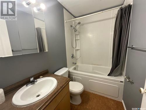 1826 Dewdney Avenue E, Regina, SK - Indoor Photo Showing Bathroom