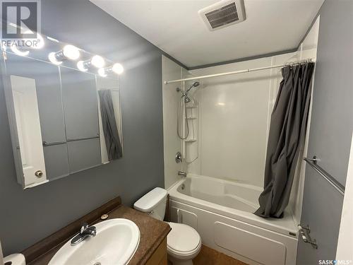 1826 Dewdney Avenue E, Regina, SK - Indoor Photo Showing Bathroom