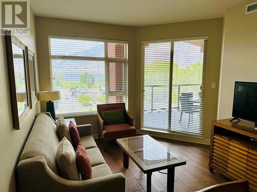 15 Park Place Unit# 405, Osoyoos, BC - Indoor Photo Showing Living Room