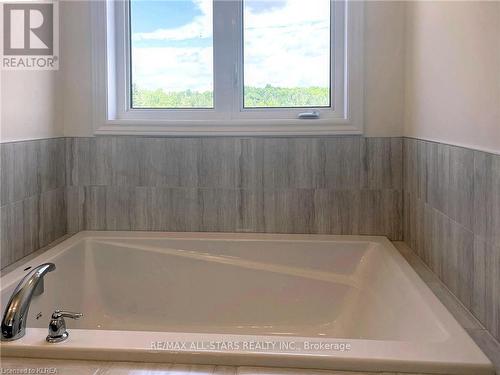 14 Hillcroft Way, Kawartha Lakes (Bobcaygeon), ON - Indoor Photo Showing Bathroom