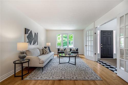 4107 Wheelwright Crescent, Mississauga, ON - Indoor Photo Showing Living Room