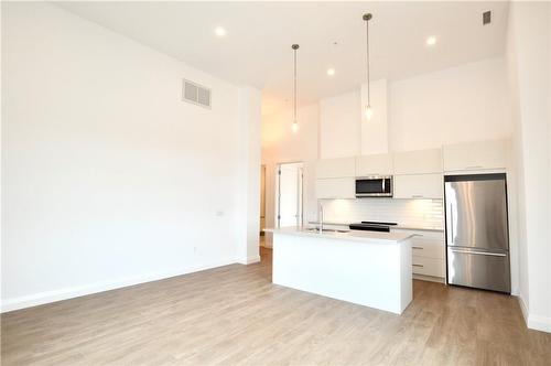 118 King Street E|Unit #Lph 17, Hamilton, ON - Indoor Photo Showing Kitchen With Upgraded Kitchen