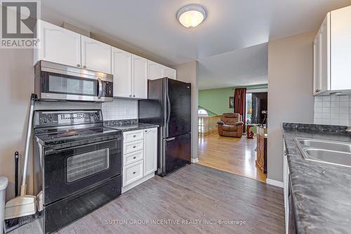 10 Palling Lane, Barrie, ON - Indoor Photo Showing Kitchen With Double Sink