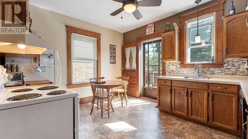 17 Echo Villa Avenue, Brantford, ON - Indoor Photo Showing Kitchen