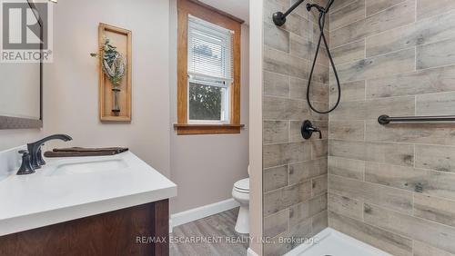 17 Echo Villa Avenue, Brantford, ON - Indoor Photo Showing Bathroom