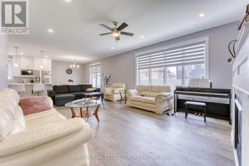 362 Christine Avenue, Lakeshore, ON - Indoor Photo Showing Living Room