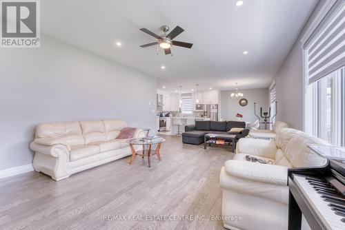 362 Christine Avenue, Lakeshore, ON - Indoor Photo Showing Living Room