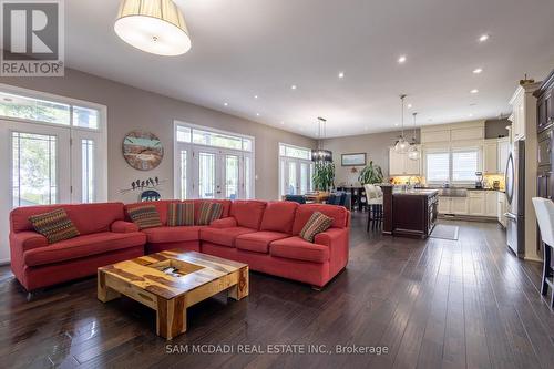 187 Beach Boulevard, Hamilton (Hamilton Beach), ON - Indoor Photo Showing Living Room