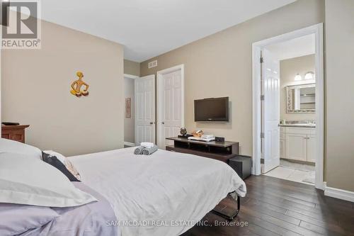 187 Beach Boulevard, Hamilton (Hamilton Beach), ON - Indoor Photo Showing Bedroom