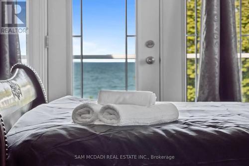 187 Beach Boulevard, Hamilton (Hamilton Beach), ON - Indoor Photo Showing Bedroom