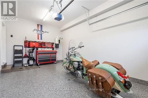 4098 Twenty Third Street, Lincoln, ON - Indoor Photo Showing Garage