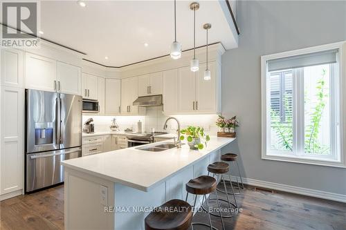 4098 Twenty Third Street, Lincoln, ON - Indoor Photo Showing Kitchen With Double Sink With Upgraded Kitchen