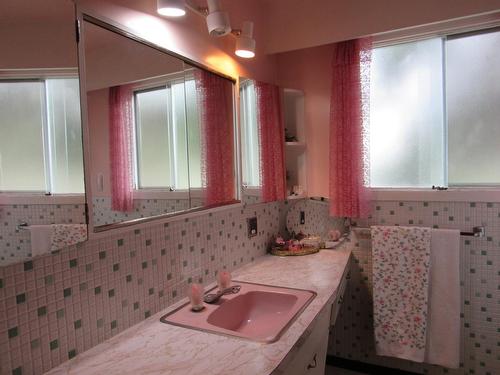 2629 9Th Avenue, Castlegar, BC - Indoor Photo Showing Bathroom