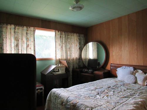 2629 9Th Avenue, Castlegar, BC - Indoor Photo Showing Bedroom