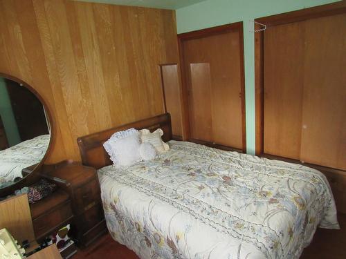 2629 9Th Avenue, Castlegar, BC - Indoor Photo Showing Bedroom