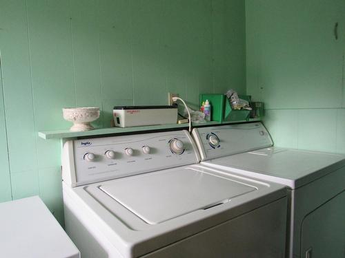 2629 9Th Avenue, Castlegar, BC - Indoor Photo Showing Laundry Room